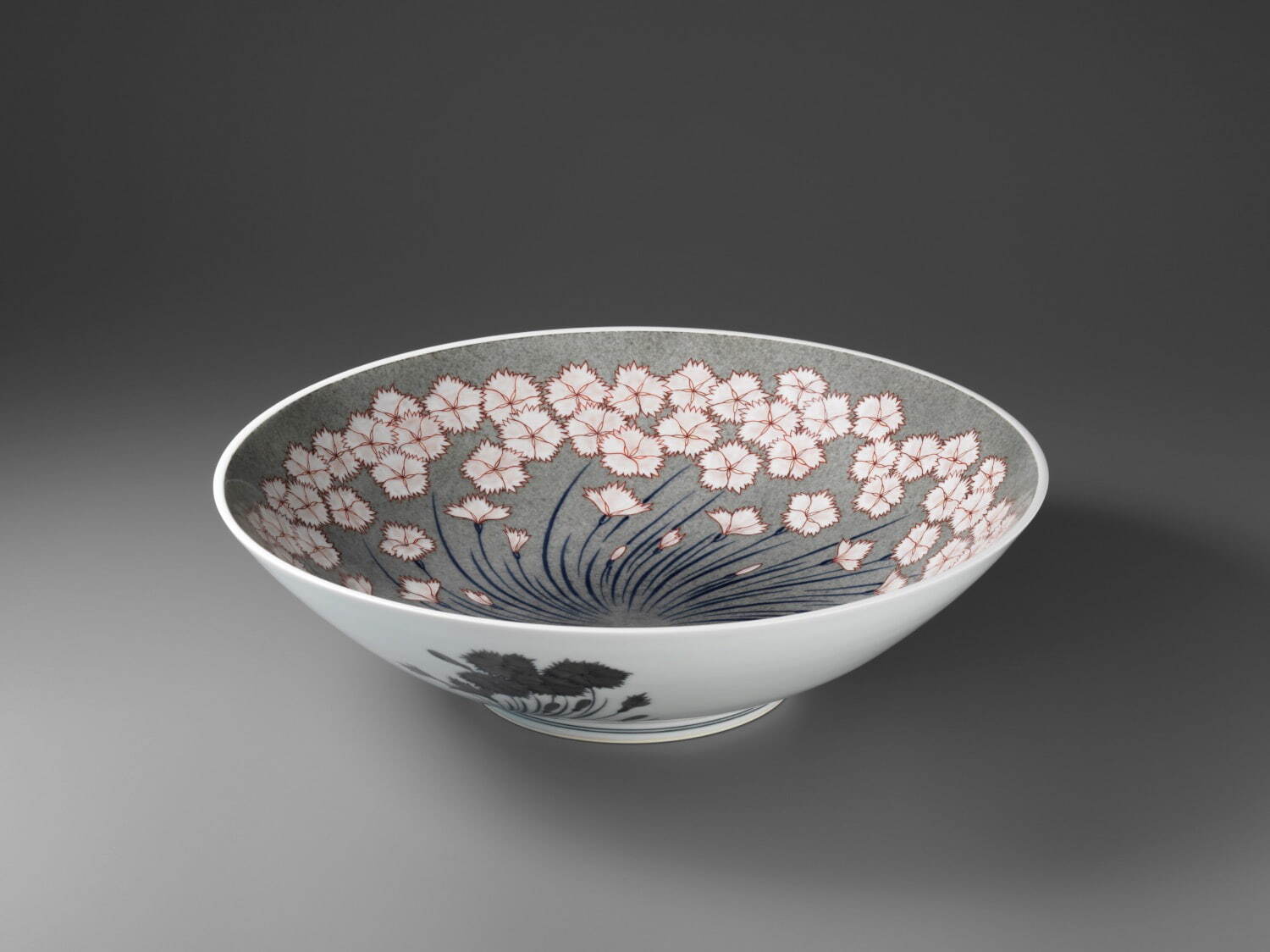 十三代今泉今右衛門(善詔) 《色鍋島薄墨石竹文鉢》 1982年
国立工芸館蔵 撮影：エス・アンド・ティ フォト ©2019