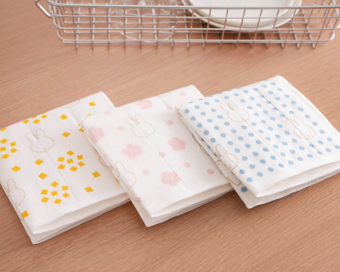 miffy ＆かまわぬ」の新作手ぬぐい＆ミニ風呂敷、桜や菜の花と