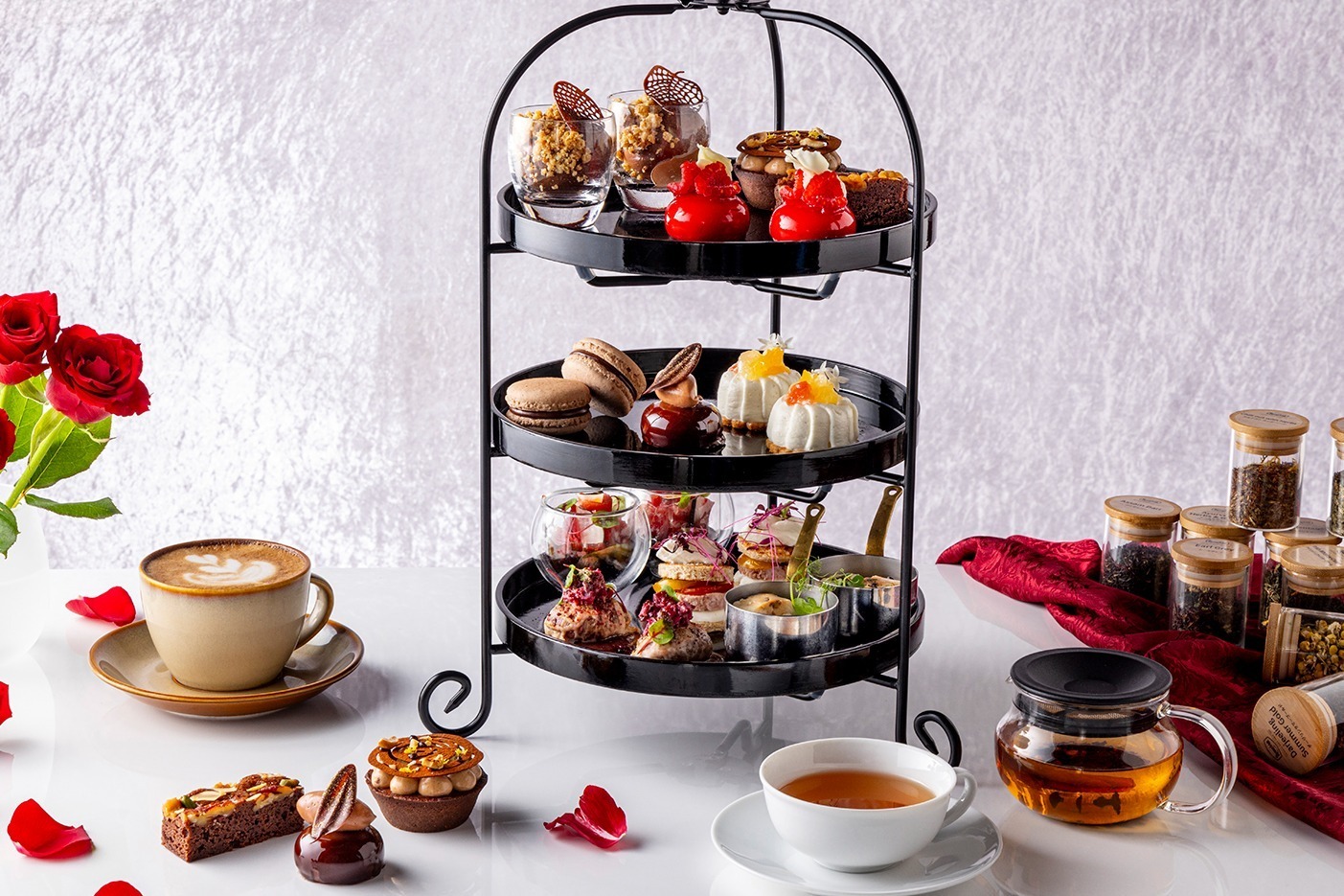 ブラウニー(ケーキ)｜プルマン東京田町「ショコラアフタヌーンティー」アールグレイのチョコムースや“バラ香る”ケーキ