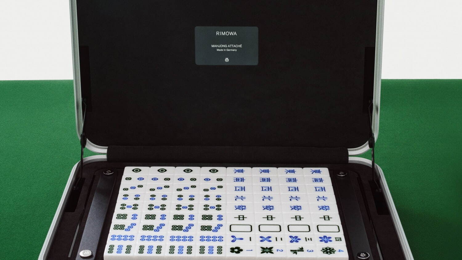 リモワ"麻雀セット"を持ち運べるアタッシュケースが心斎橋で先行発売、ロゴ入り麻雀牌やサイコロ付き｜写真9