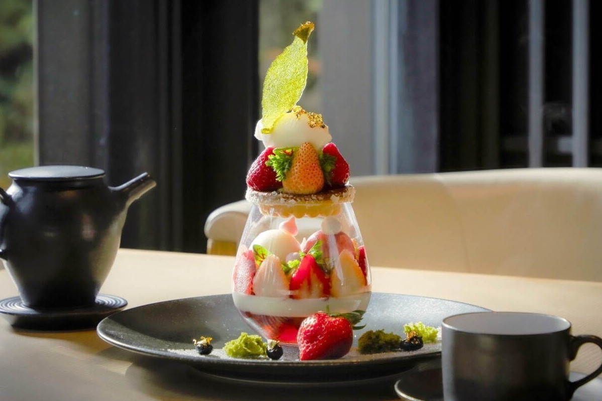 アマン京都「淡雪＆あまおう」2種のいちごの春限定パフェ、“春待ちわびる森の庭”表現