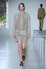 ターク“まるで彫刻”濃密なテープ刺繍を施したメンズウェア、ショート丈ブルゾンやデニムシャツなど｜写真3