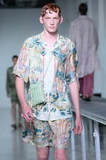 ターク、“シースルーへと移ろう”バルカラーコート＆草花模様のシルクシャツなど｜写真8