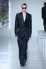 ターク、“シースルーへと移ろう”バルカラーコート＆草花模様のシルクシャツなど｜写真5