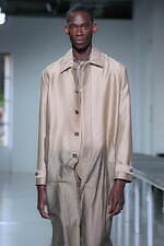 ターク、“シースルーへと移ろう”バルカラーコート＆草花模様のシルクシャツなど｜写真2