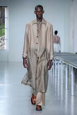 ターク、“シースルーへと移ろう”バルカラーコート＆草花模様のシルクシャツなど｜写真1