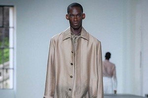 ターク、“シースルーへと移ろう”バルカラーコート＆草花模様のシルクシャツなど