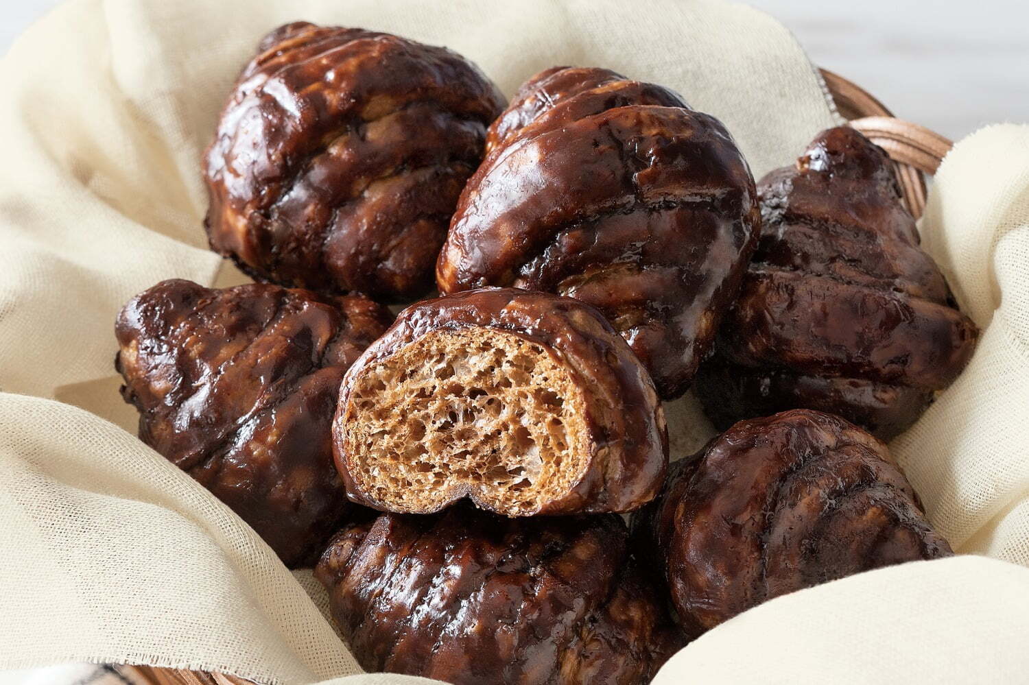 ゴディバ「クロワッサンラスク」が一口サイズに、“サクサク感UP！”ほんのり塩味のチョコクロワッサン