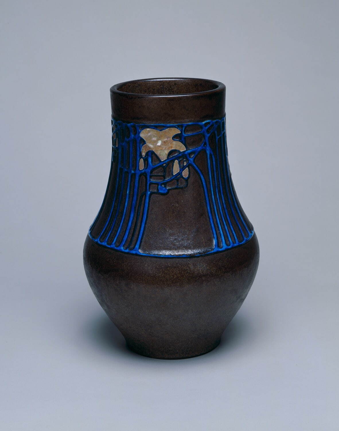 四代清水六兵衞 《萱艸模様螺鈿応用花瓶》 大正2年(1913年)頃 京都国立近代美術館蔵