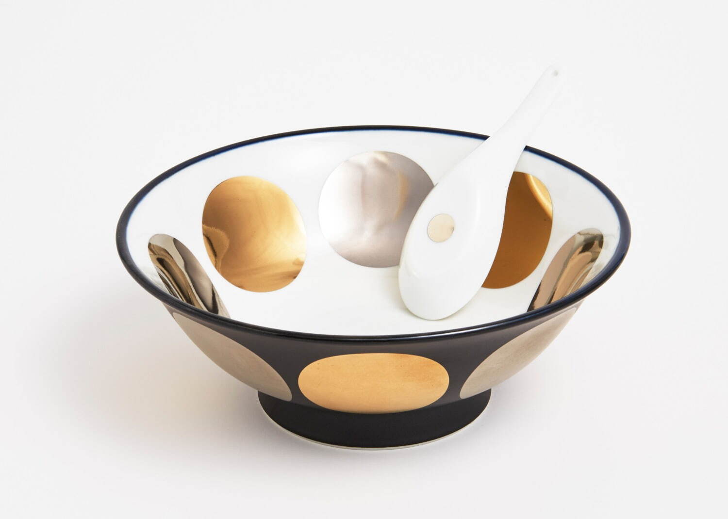美濃焼“どんぶり”の企画展「ラーメンどんぶり展」ヒグチユウコや横尾忠則らデザインの丼が東京・六本木に｜写真9