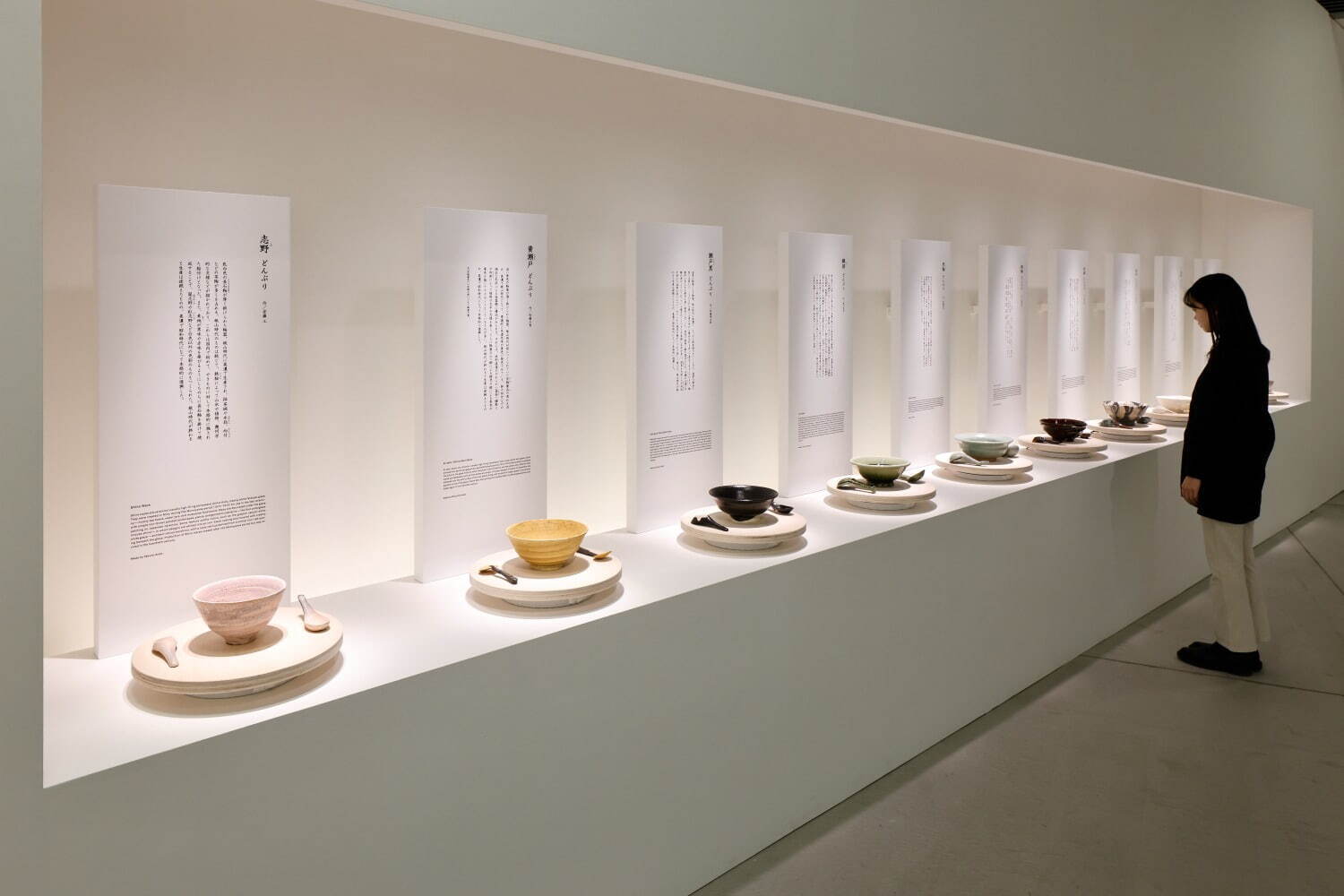 美濃焼“どんぶり”の企画展「ラーメンどんぶり展」ヒグチユウコや横尾忠則らデザインの丼が東京・六本木に｜写真36