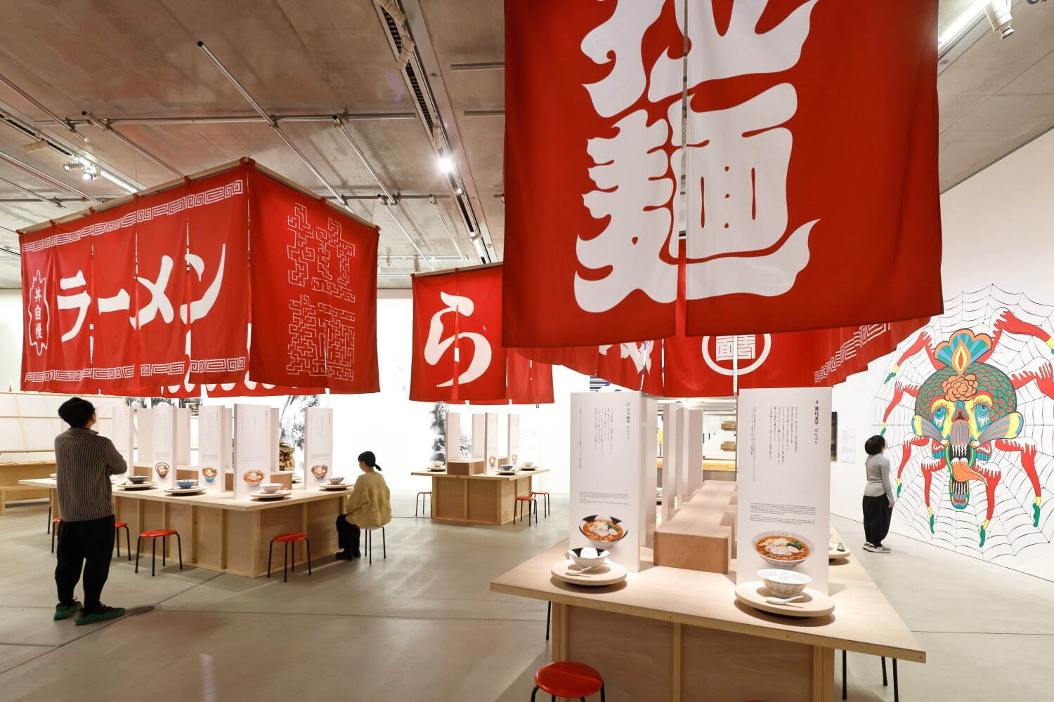 美濃焼“どんぶり”の企画展「ラーメンどんぶり展」ヒグチユウコや横尾忠則らデザインの丼が東京・六本木に｜写真42