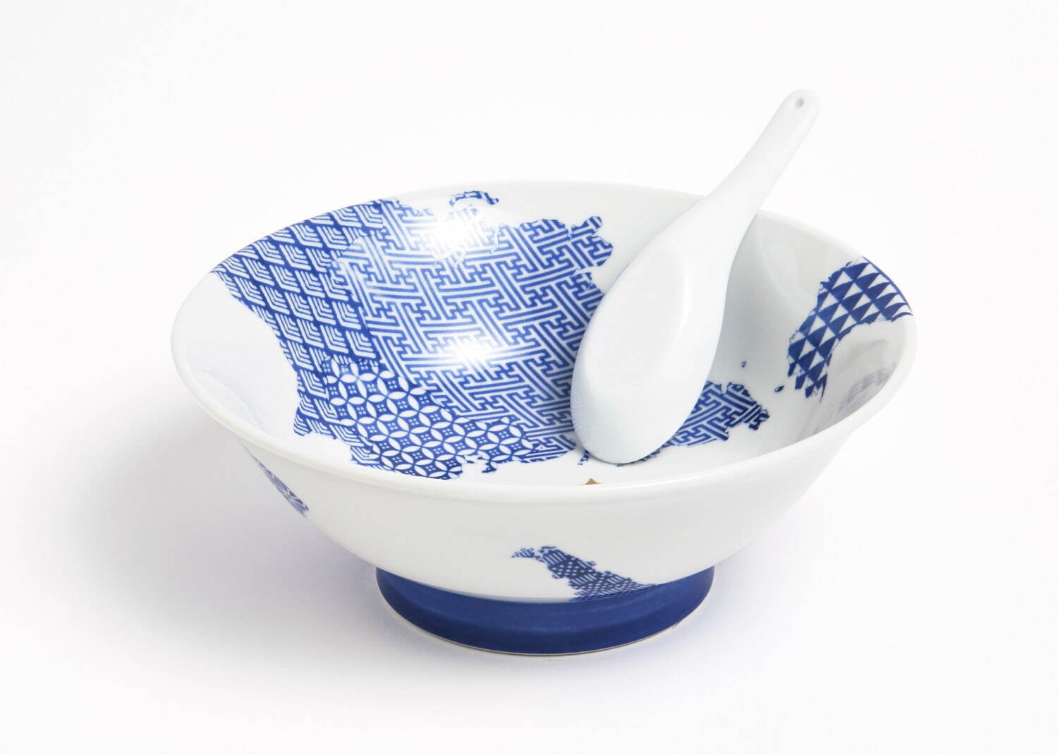 美濃焼“どんぶり”の企画展「ラーメンどんぶり展」ヒグチユウコや横尾忠則らデザインの丼が東京・六本木に｜写真10