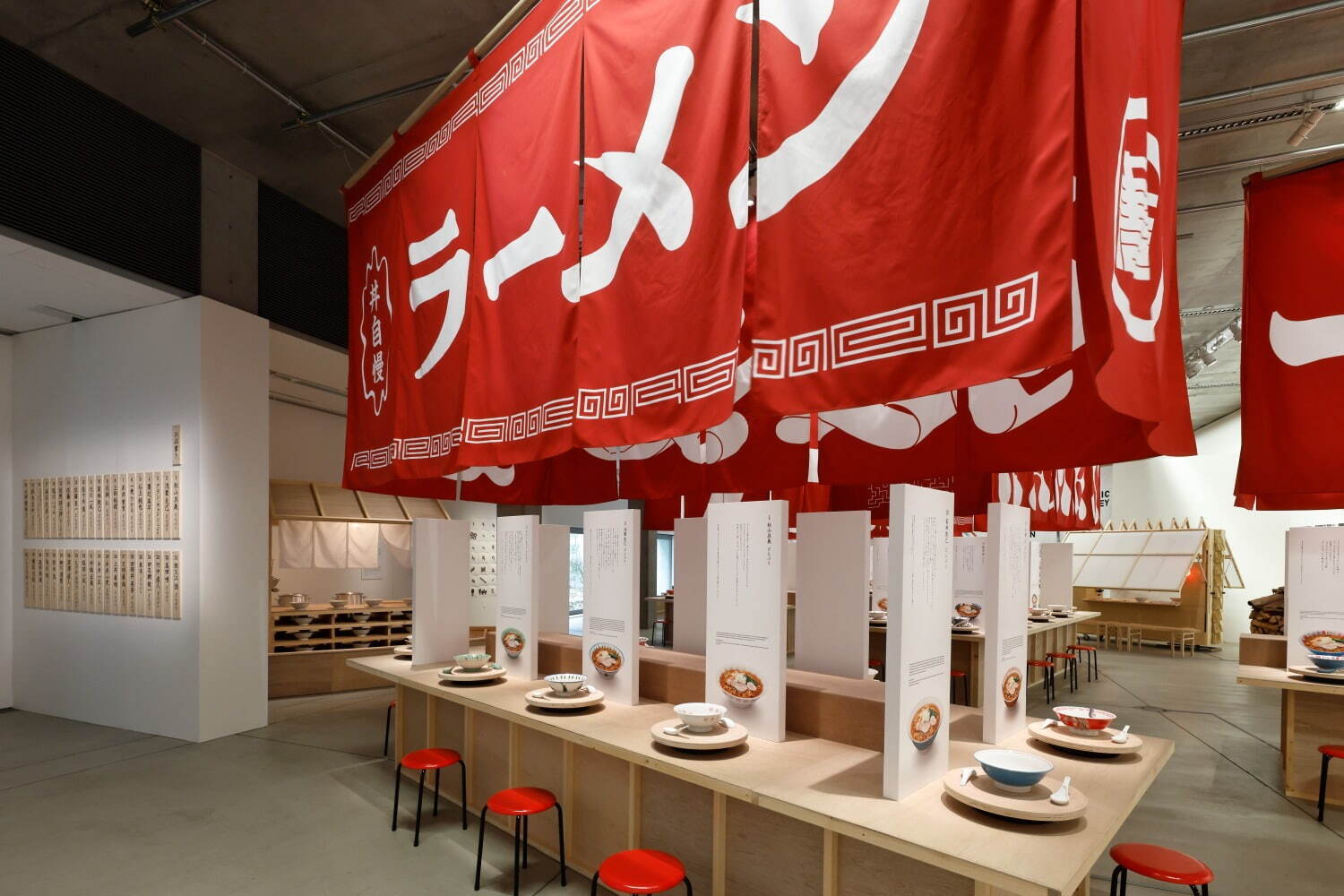 美濃焼“どんぶり”の企画展「ラーメンどんぶり展」ヒグチユウコや横尾忠則らデザインの丼が東京・六本木に｜写真32