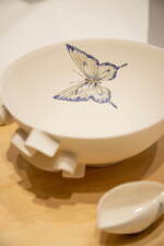 美濃焼“どんぶり”の企画展「ラーメンどんぶり展」ヒグチユウコや横尾忠則らデザインの丼が東京・六本木に｜写真19