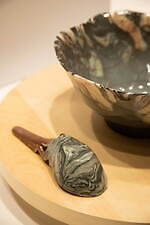 美濃焼“どんぶり”の企画展「ラーメンどんぶり展」ヒグチユウコや横尾忠則らデザインの丼が東京・六本木に｜写真21