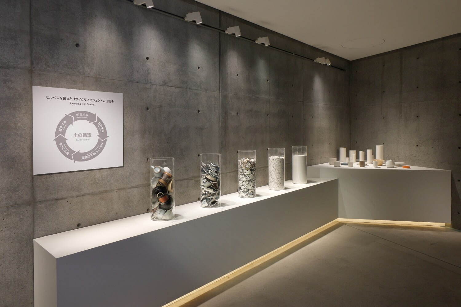 美濃焼“どんぶり”の企画展「ラーメンどんぶり展」ヒグチユウコや横尾忠則らデザインの丼が東京・六本木に｜写真37