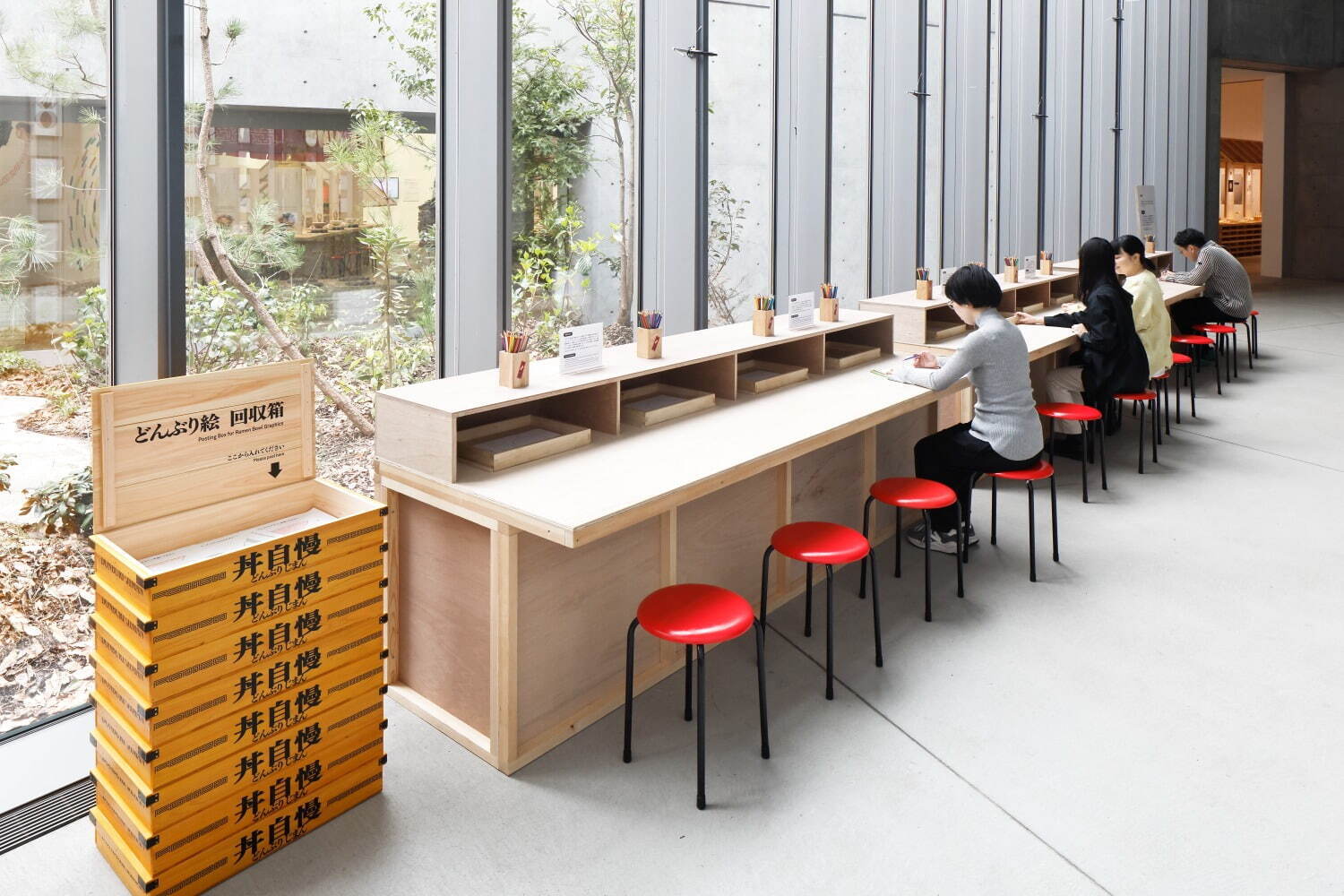 美濃焼“どんぶり”の企画展「ラーメンどんぶり展」ヒグチユウコや横尾忠則らデザインの丼が東京・六本木に｜写真39