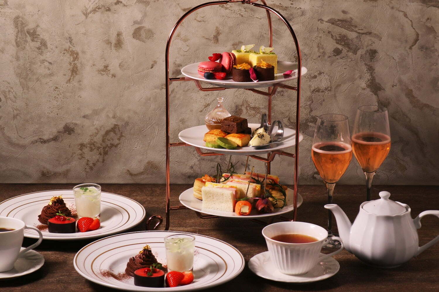 三菱一号館美術館「ショコラ×苺」アフタヌーンティー、“レトロ洋館”で味わうバレンタインスイーツ