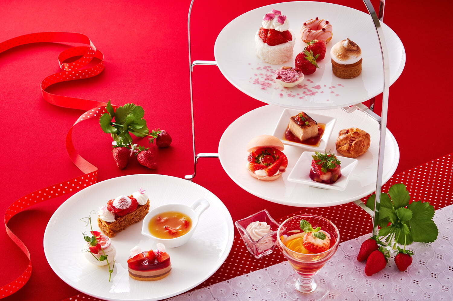 ホテル日航大阪「苺尽くし」アフタヌーンティー、“バブルがはじける”サプライズ苺ジュレ