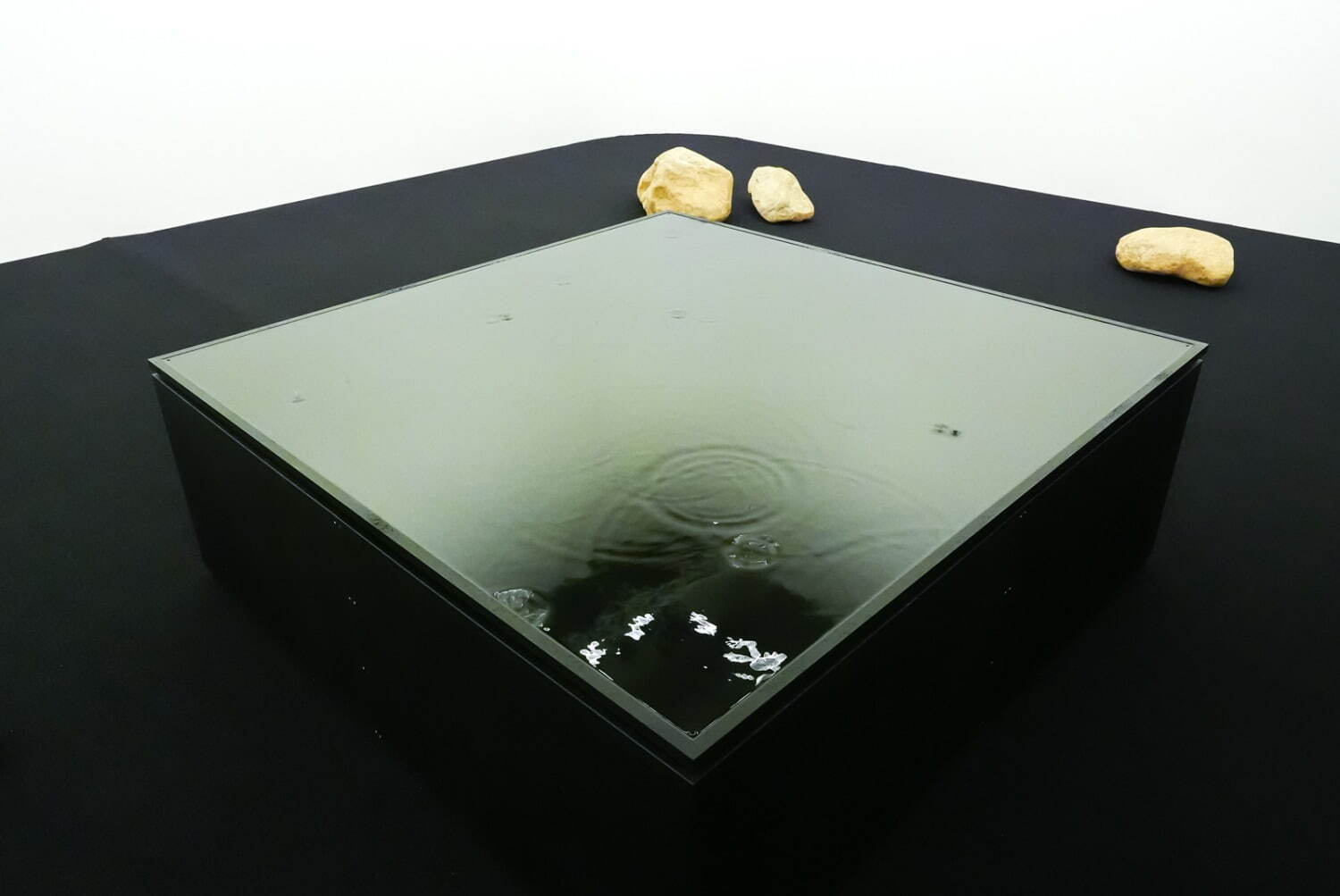 坂本龍一＋高谷史郎 《water state 1》 2013年
企画展「坂本龍一｜音を視る 時を聴く」 東京都現代美術館 2024-25年 展示風景