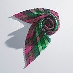 ミー イッセイ ミヤケ"色紙"を切り出したデザイントップス、プリーツ加工スカーフも｜写真5