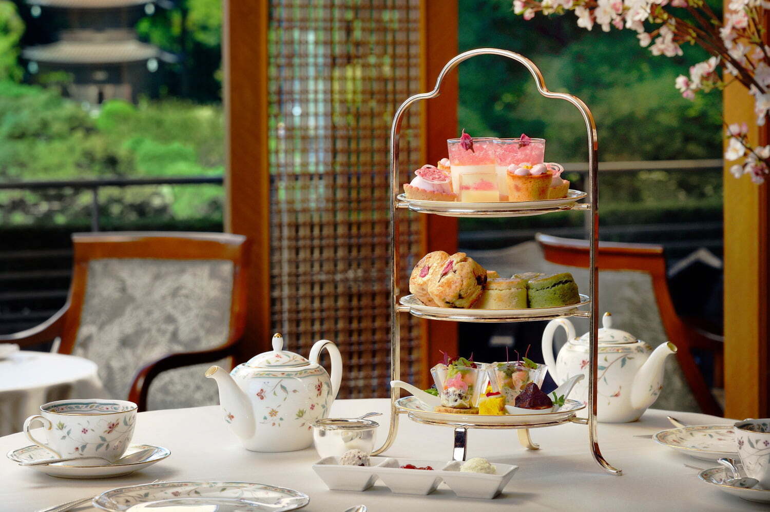 桜アフタヌーンティー｜ホテル椿山荘東京の「桜アフタヌーンティー」桜ゼリーのグラススイーツや“花びら入り”菓子