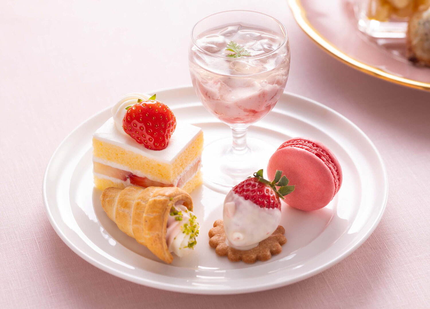 横浜ベイホテル東急の苺アフタヌーンティー、1人1台のティースタンドで苺スイーツを“独り占め”｜写真3