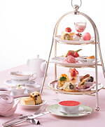 横浜ベイホテル東急の苺アフタヌーンティー、1人1台のティースタンドで苺スイーツを“独り占め”｜写真1