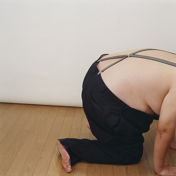 鷹野隆大 《2002.09.08.M.#b08》 「立ち上がれキクオ」より 2002年
©Takano Ryudai, Courtesy of Yumiko Chiba Associates