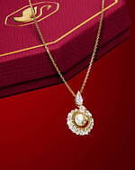 スワロフスキー2025年“蛇”モチーフネックレス、大粒クリスタルパール＆螺旋状シルエット｜写真16