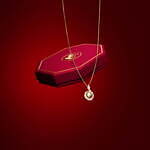 スワロフスキー2025年“蛇”モチーフネックレス、大粒クリスタルパール＆螺旋状シルエット｜写真17