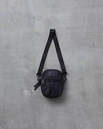 グレゴリー×アダム エ ロぺの“オールブラック”バッグ、レザーロゴを配したメンズバックパックなど｜写真1