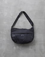 グレゴリー×アダム エ ロぺの“オールブラック”バッグ、レザーロゴを配したメンズバックパックなど｜写真3