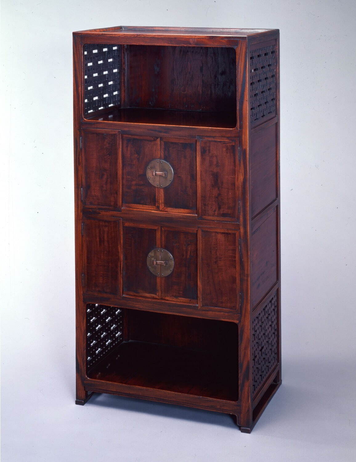 黒田辰秋 《拭漆欅真鍮金具三段棚》 1927年 河井寛次郎記念館蔵