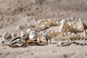 アガット25年春のパールジュエリー、ぽってりドロップ型チャームや“貝”浮かぶネックレス