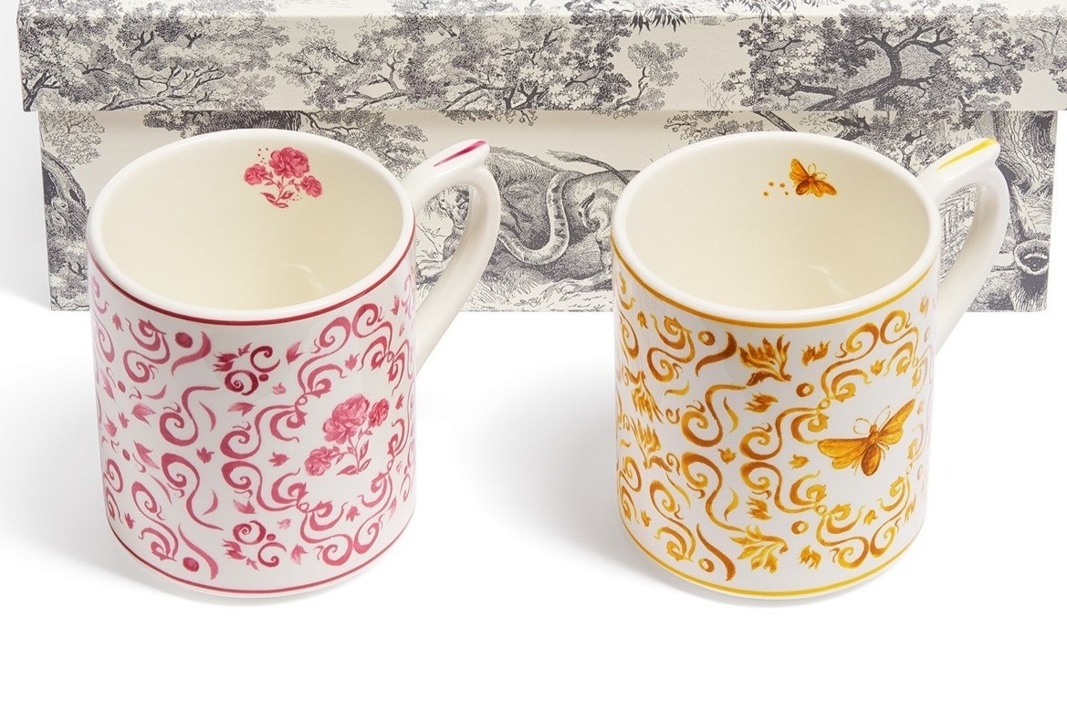 蜂モチーフ｜ディオール メゾン“幸運のお守り”テーブルウェア、バラや蜂を描いた陶器マグカップやプレート