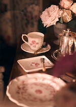 ディオール メゾン“幸運のお守り”テーブルウェア、バラや蜂を描いた陶器マグカップやプレート｜写真42