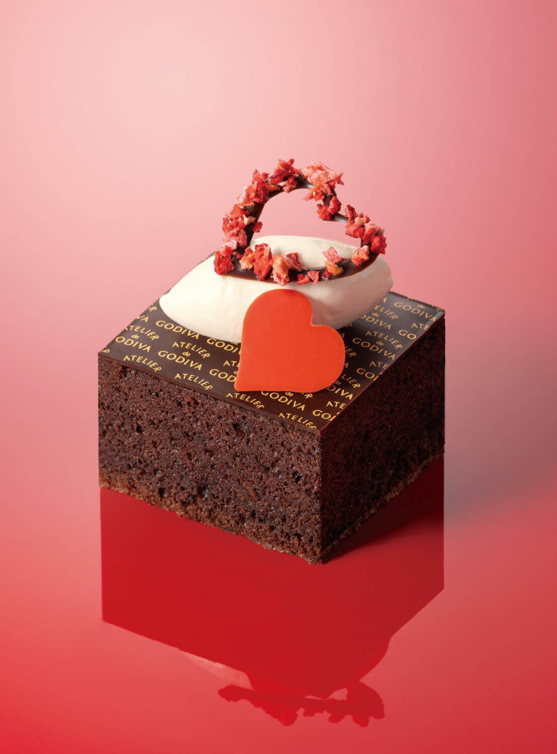 アトリエ ドゥ ゴディバ25年バレンタイン、あまおう苺のタルトやとろけるチョコのキューブ型ケーキ｜写真3