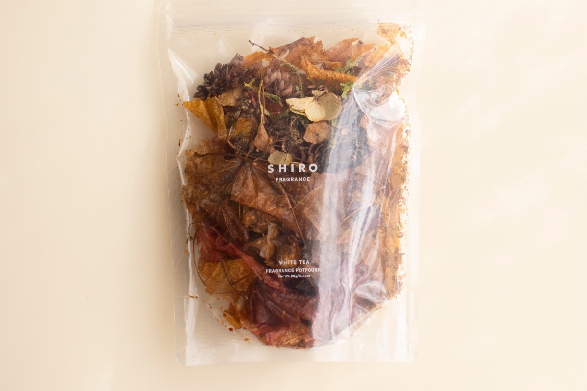 植物｜SHIRO「ホワイトティーの香り」漂うポプリ、北海道の森林で見つけた松ぼっくりや小花を使用