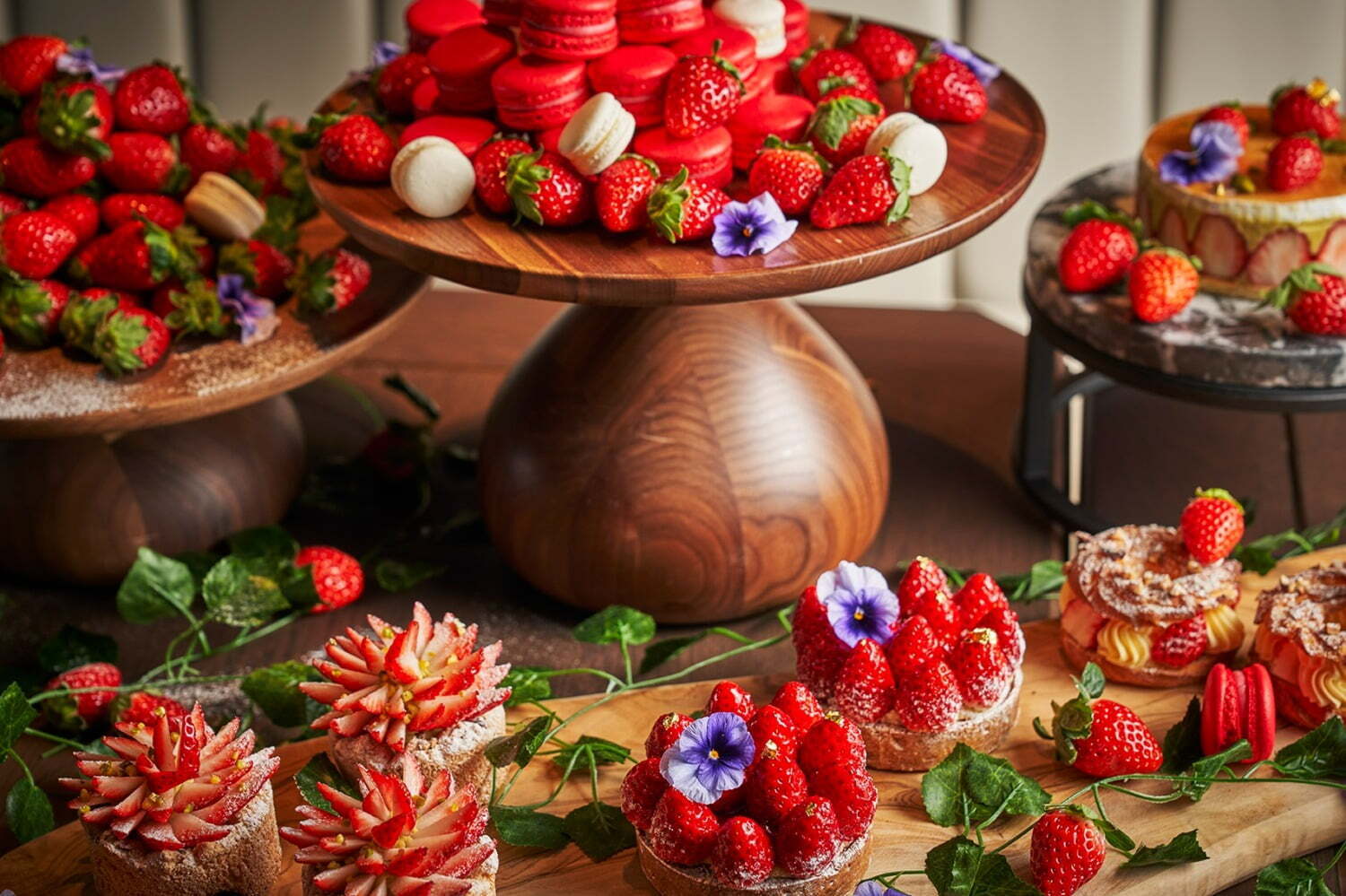 タイ発の高級ホテル「デュシタニ京都」“京紅姫いちご×スパイス”の限定アフタヌーンティー