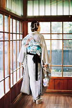 キモノ バイ ナデシコ、“宝箱”着想ガラス揺らめく着物＆白レース付きふりそで｜写真10