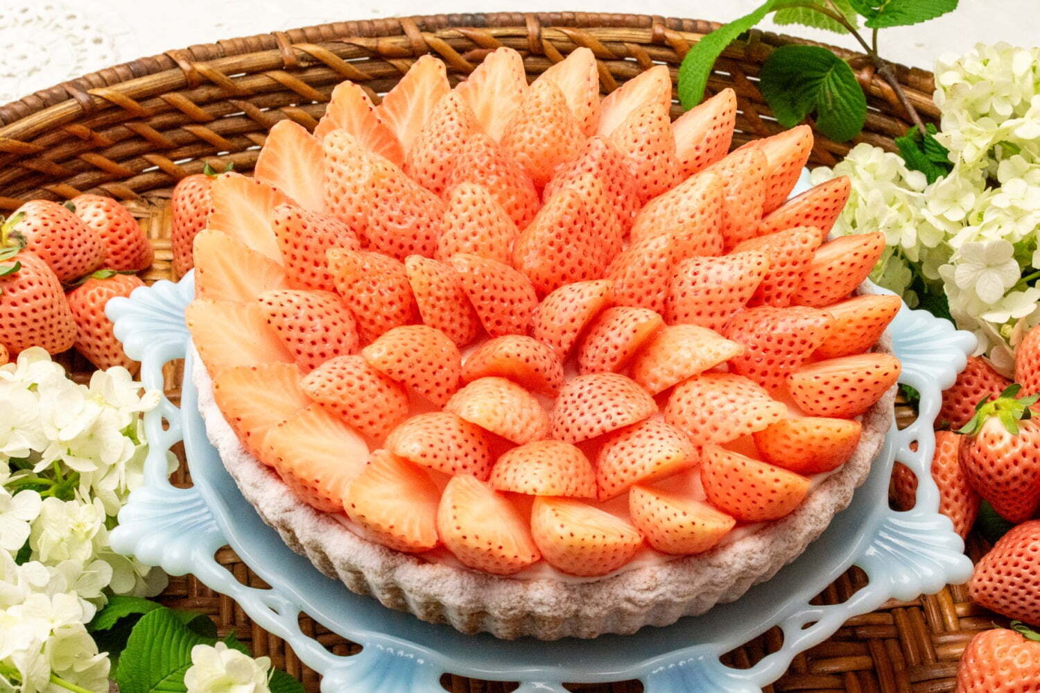 キル フェ ボンの白イチゴタルト、淡雪苺にふんわりババロア＆バターたっぷりパイ生地