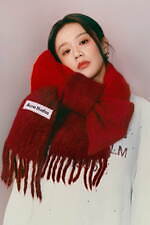 アクネ ストゥディオズの新春アイテム、“蛇柄”のスキンフィットTシャツ＆グラデレッドのマフラー｜写真8