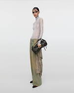 アクネ ストゥディオズの新春アイテム、“蛇柄”のスキンフィットTシャツ＆グラデレッドのマフラー｜写真7