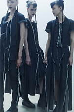 リミ フゥ2025年春夏コレクション - ジグザグラインが生む抜け感と立体シルエット｜写真22