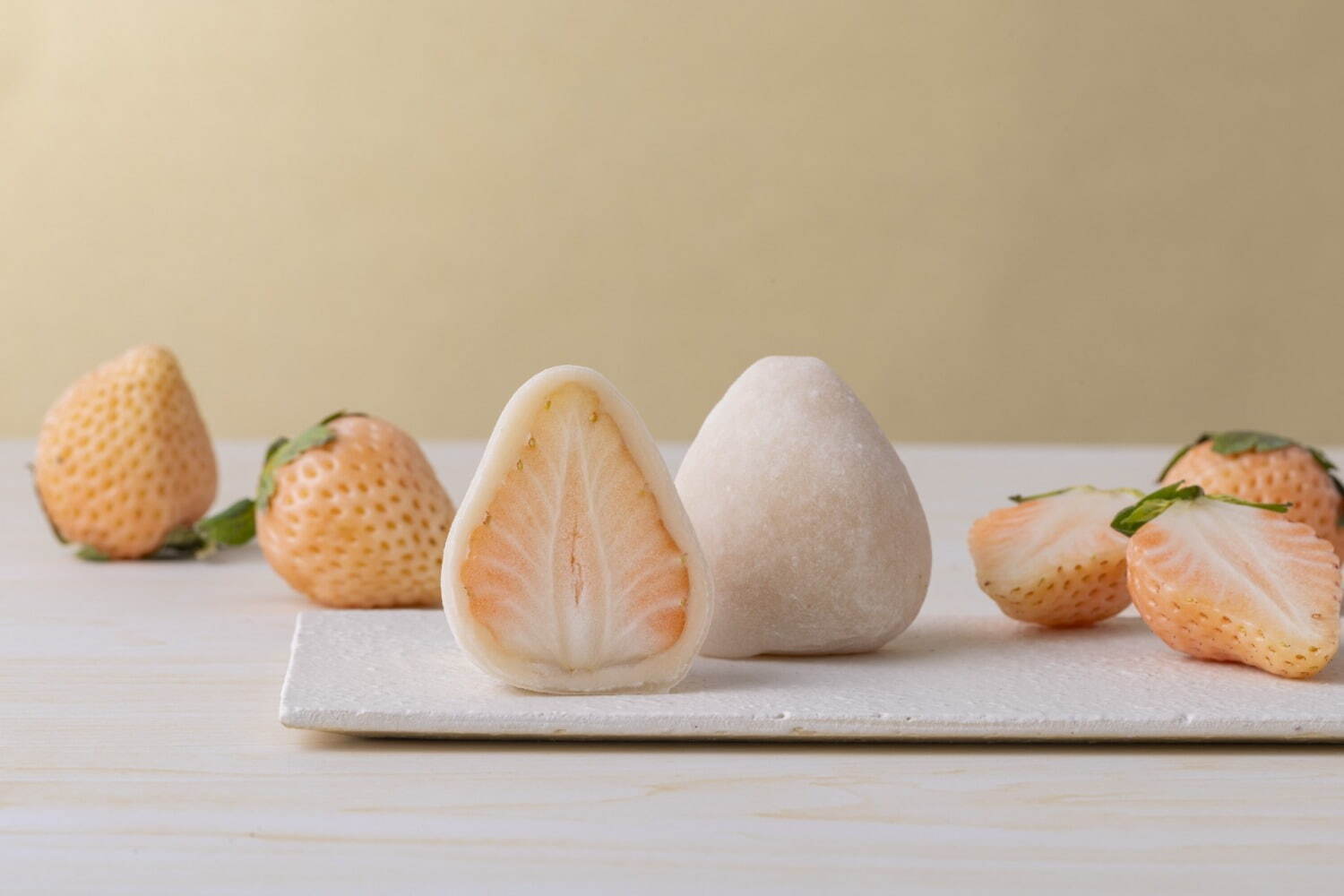 覚王山フルーツ大福 弁才天(KAKUOZAN FRUITS DAIFUKU BENZAITEN) 白いちご大福｜写真1