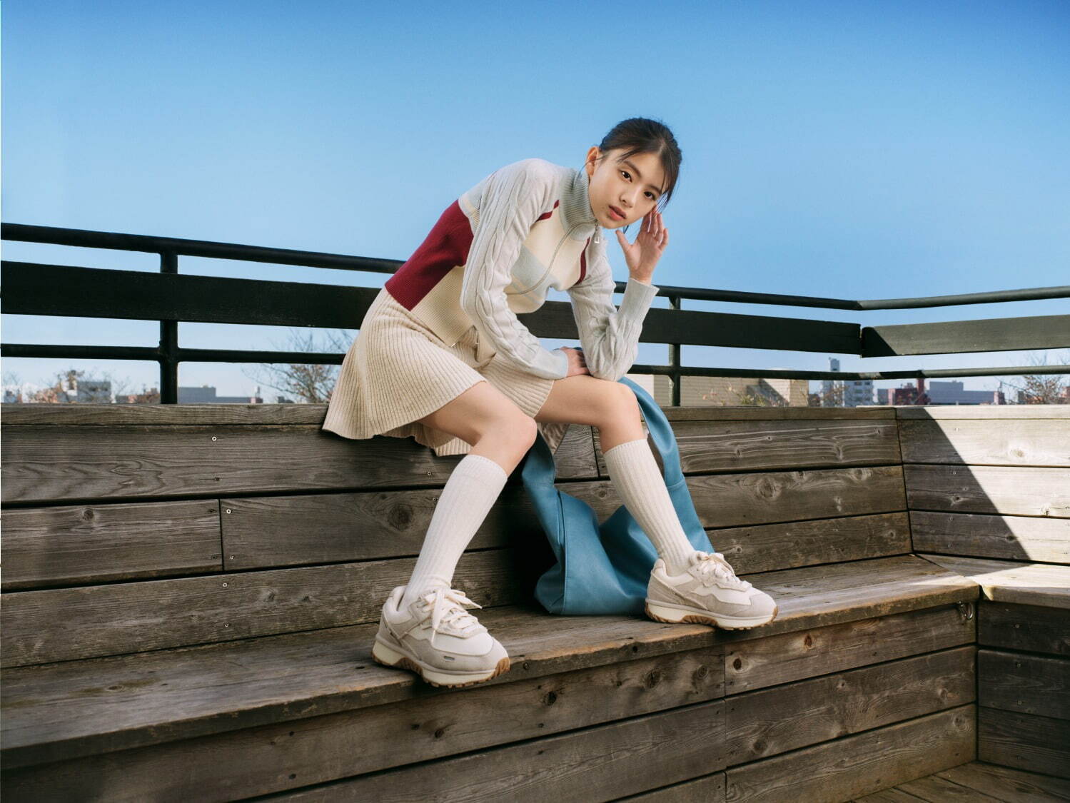 UGG25年春の厚底スニーカー「レトロファイ ロー」スエード
