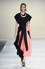 マルニ 2015年春夏コレクション - 構築性と色彩が織りなす、“意思”のあるフェミニティ｜写真41