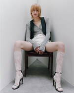 カナコ サカイ“ドレープ織りなす”スカーフ付きジャケットやレース×サテンのオーバーサイズシャツなど｜写真4